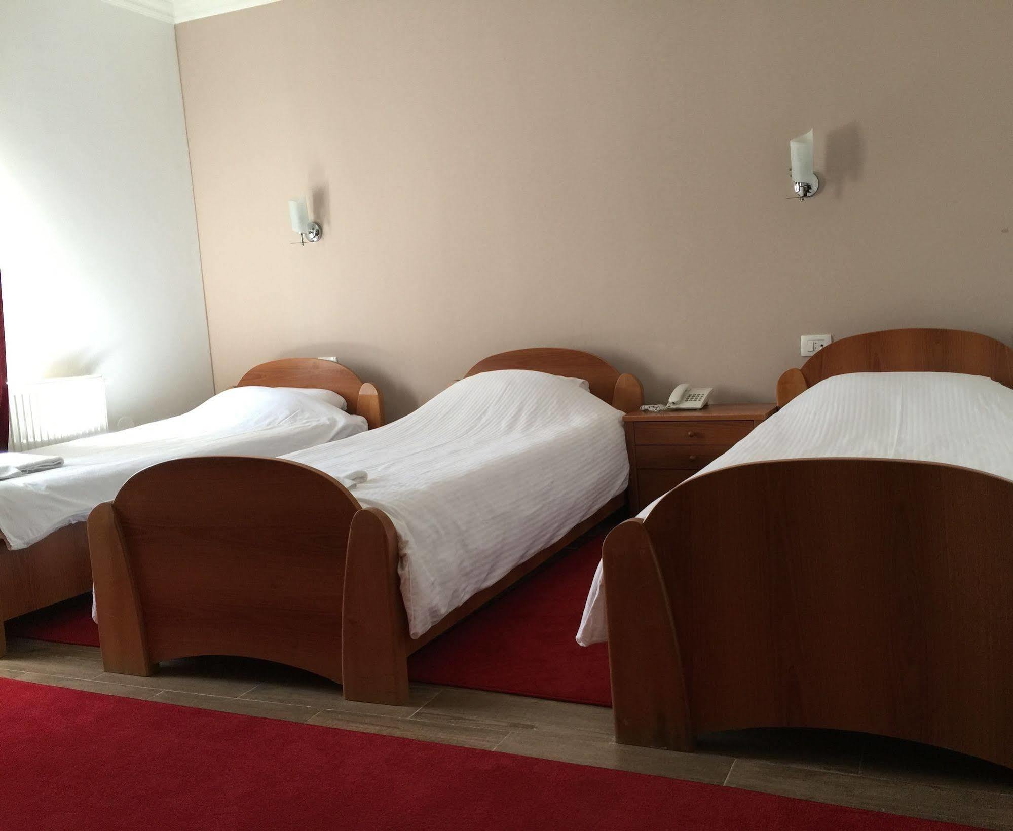 פרישטינה Hotel Adria מראה חיצוני תמונה